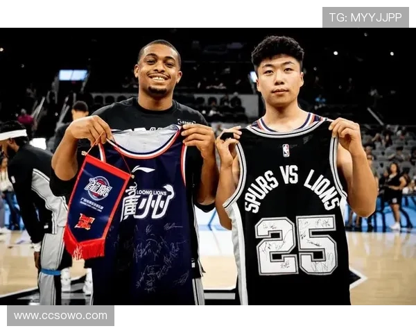 凯尔登・约翰逊深夜抵华！马刺球迷冒雨接机热情爆棚(1)